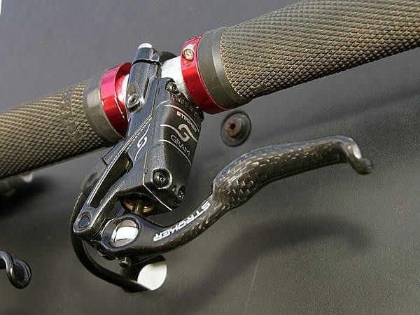 Hayes tackles the lightweight beast with its new Stroker Gram hydraulic disc brake. Weight saving measures include a milled-out master cylinder body, carbon lever blade and aluminum-backed pads.