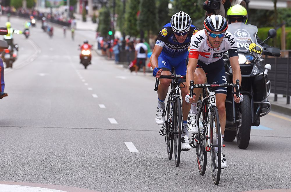Dries Devenyns (IAM) and David de la Cruz (Etixx-Quickstep)