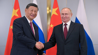 Putin and Xi shaking hands