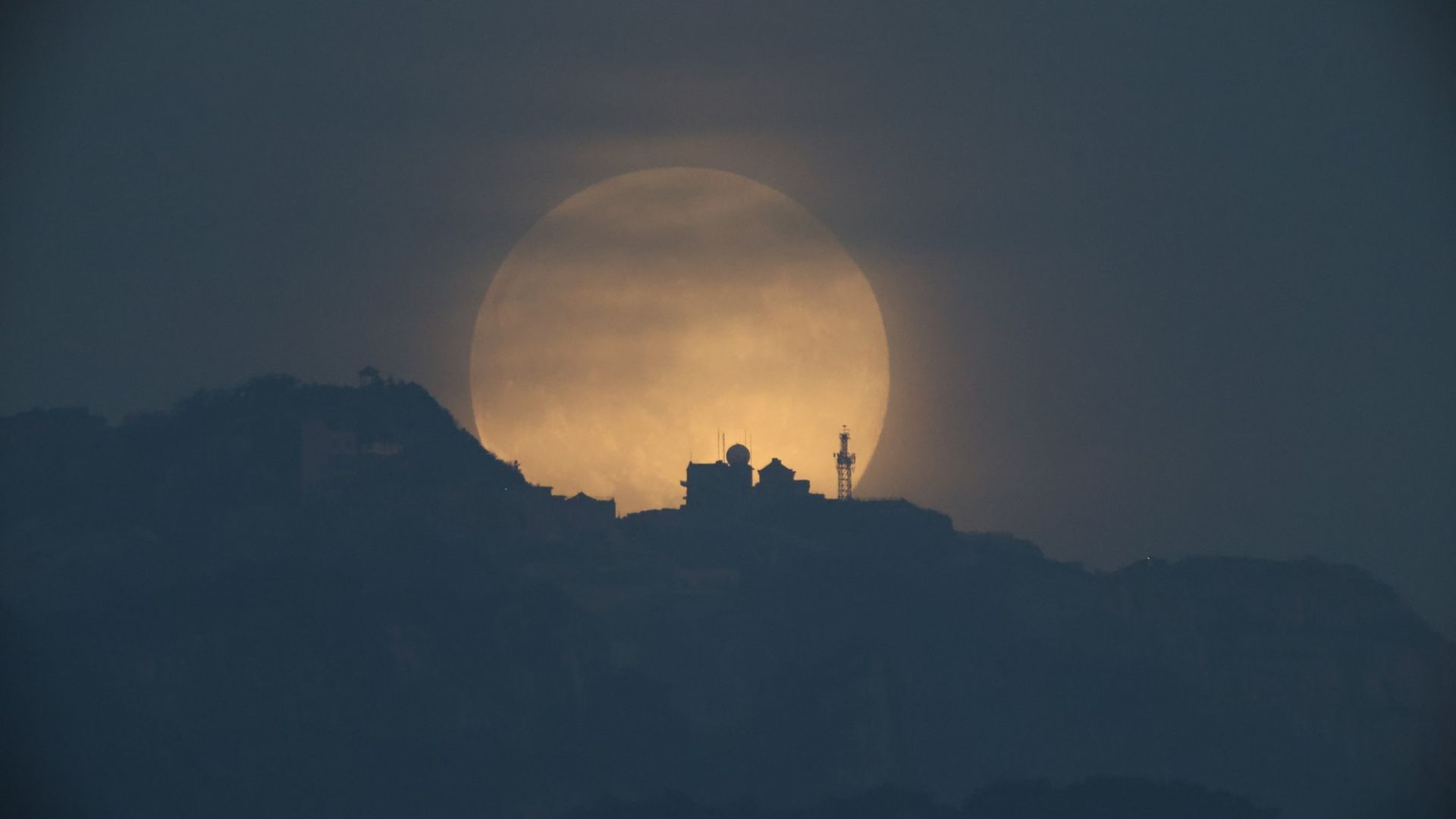 
                                The &quot;beaver&quot; supermoon rises over Mount Tai in Shandong Province, China
                            