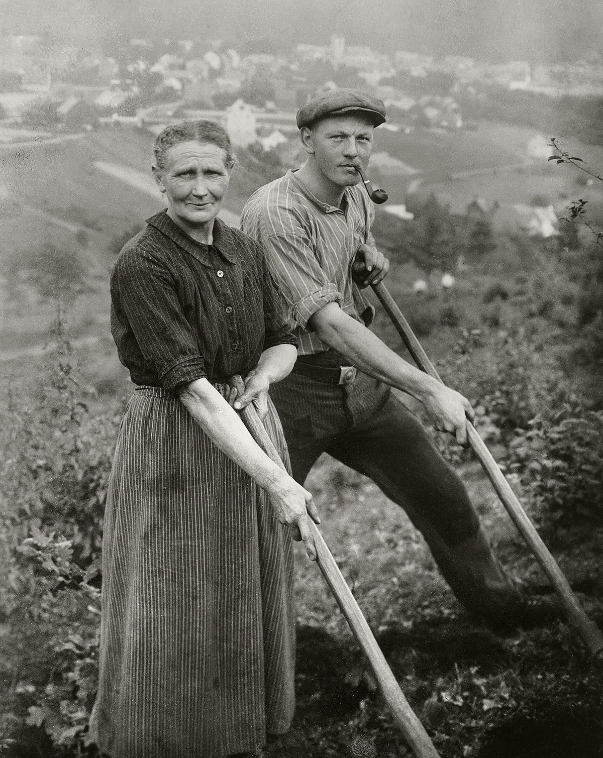 August Sander: A moment of rest, Herdorf in the background, circa 1930