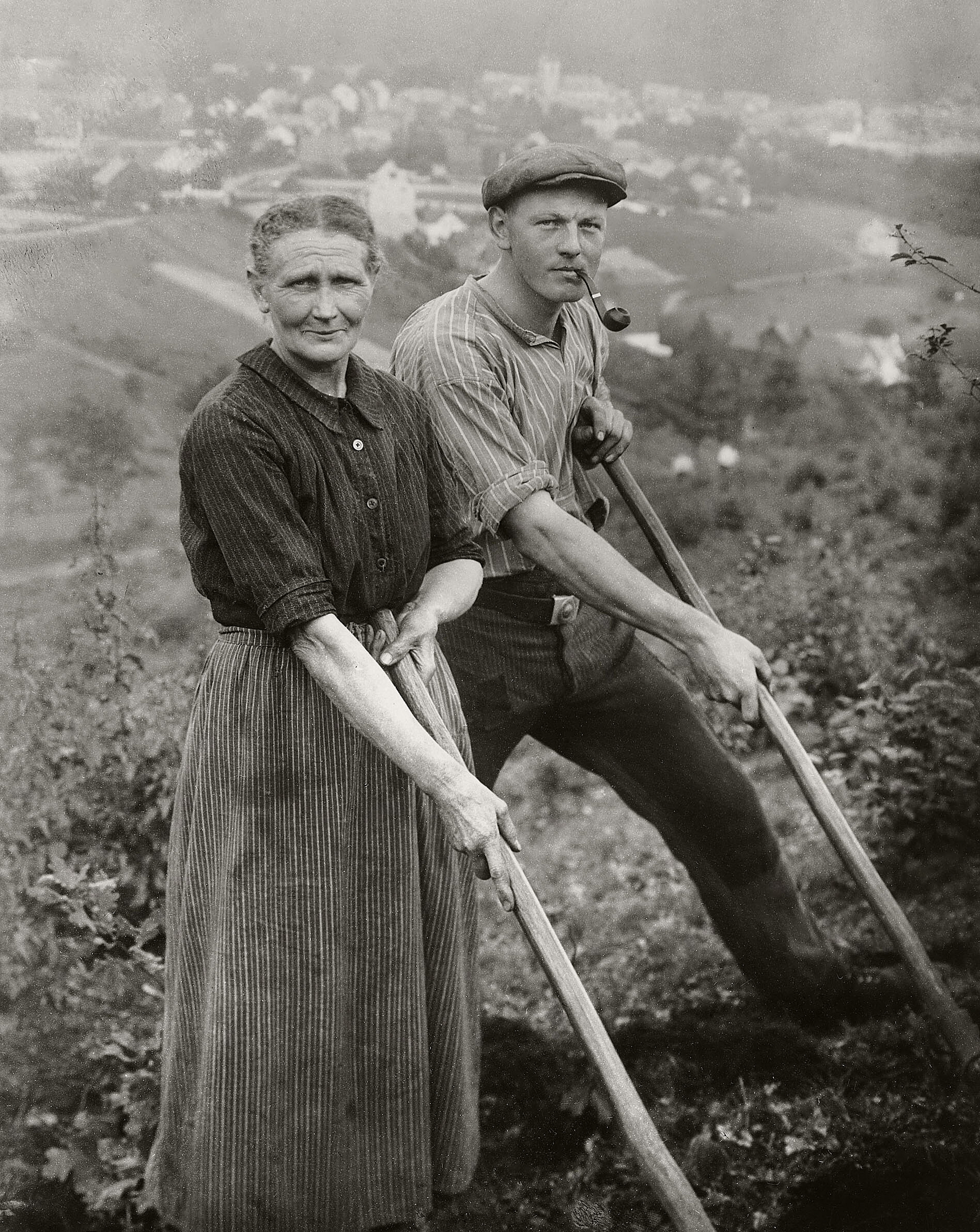 August Sander: A moment of rest, Herdorf in the background, circa 1930
