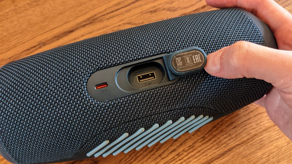 JBL Charge 5 mit offener Klappe