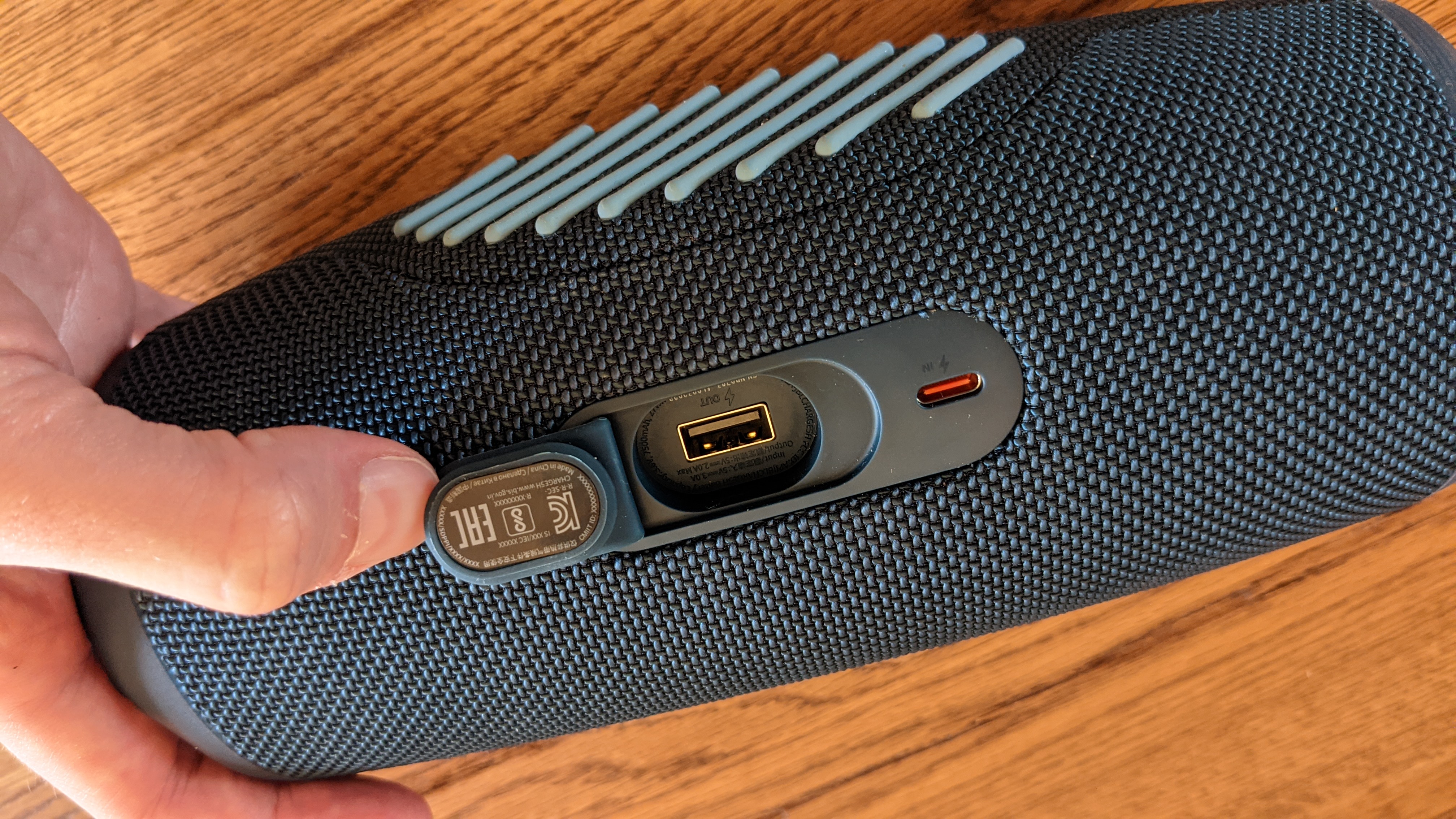 JBL Charge 5 mit offener Klappe