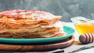 Tefal Elegance Aluminium Crepe Pan – thin pancakes on blue plate