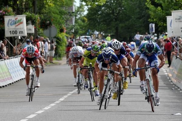 St&eacute;phane Poulhies (Saur - Sojasun) and Romain Feillu (Vacansoleil) vie for stage honours.