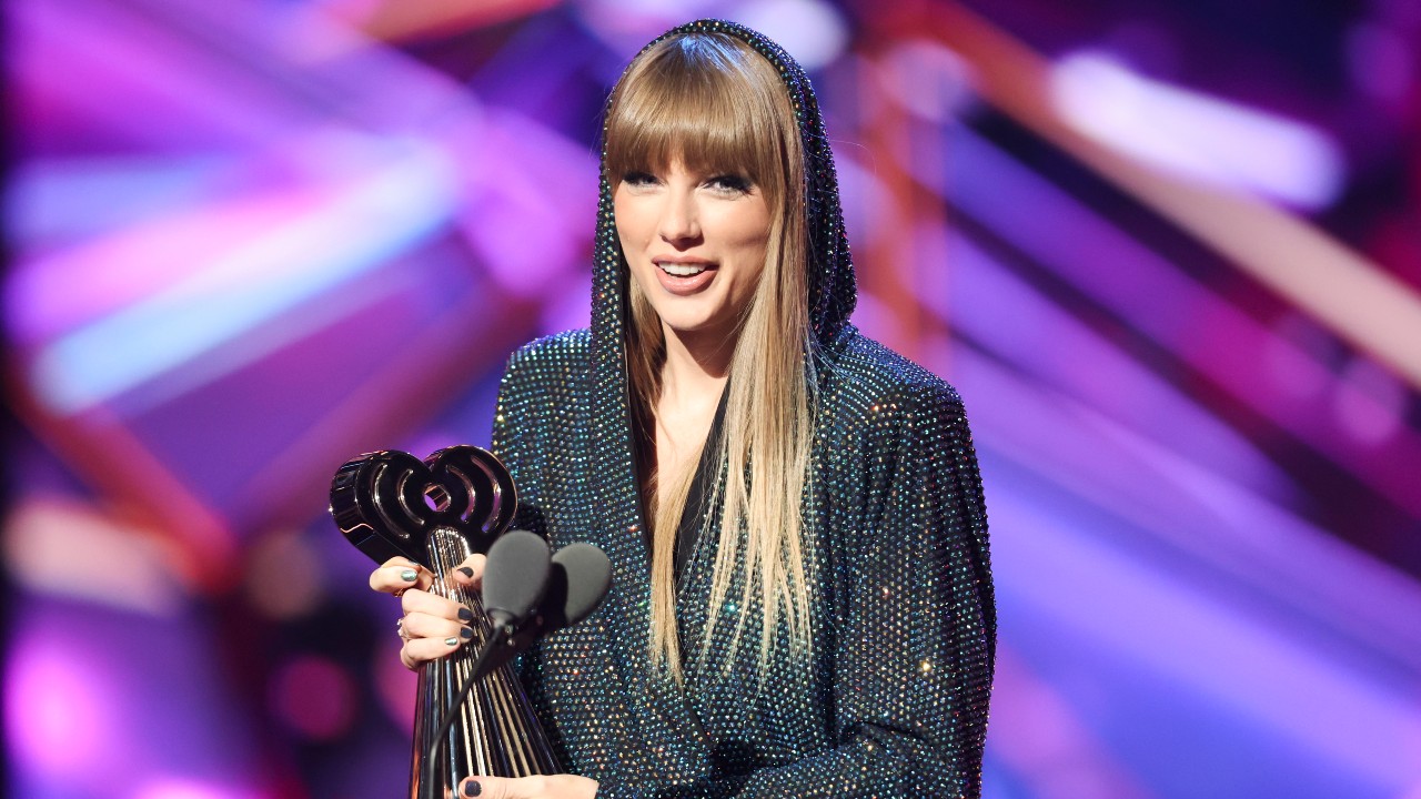 Taylor Swift habla en el escenario de los iHeartRadio Music Awards 2023 celebrados en el Dolby Theatre el 27 de marzo de 2023 en Los Ángeles, California.
