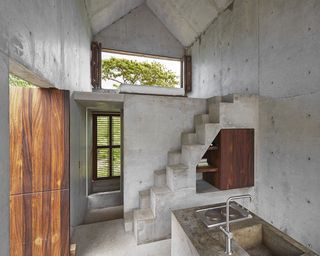 Concrete and parota wood materials used in the construction.
