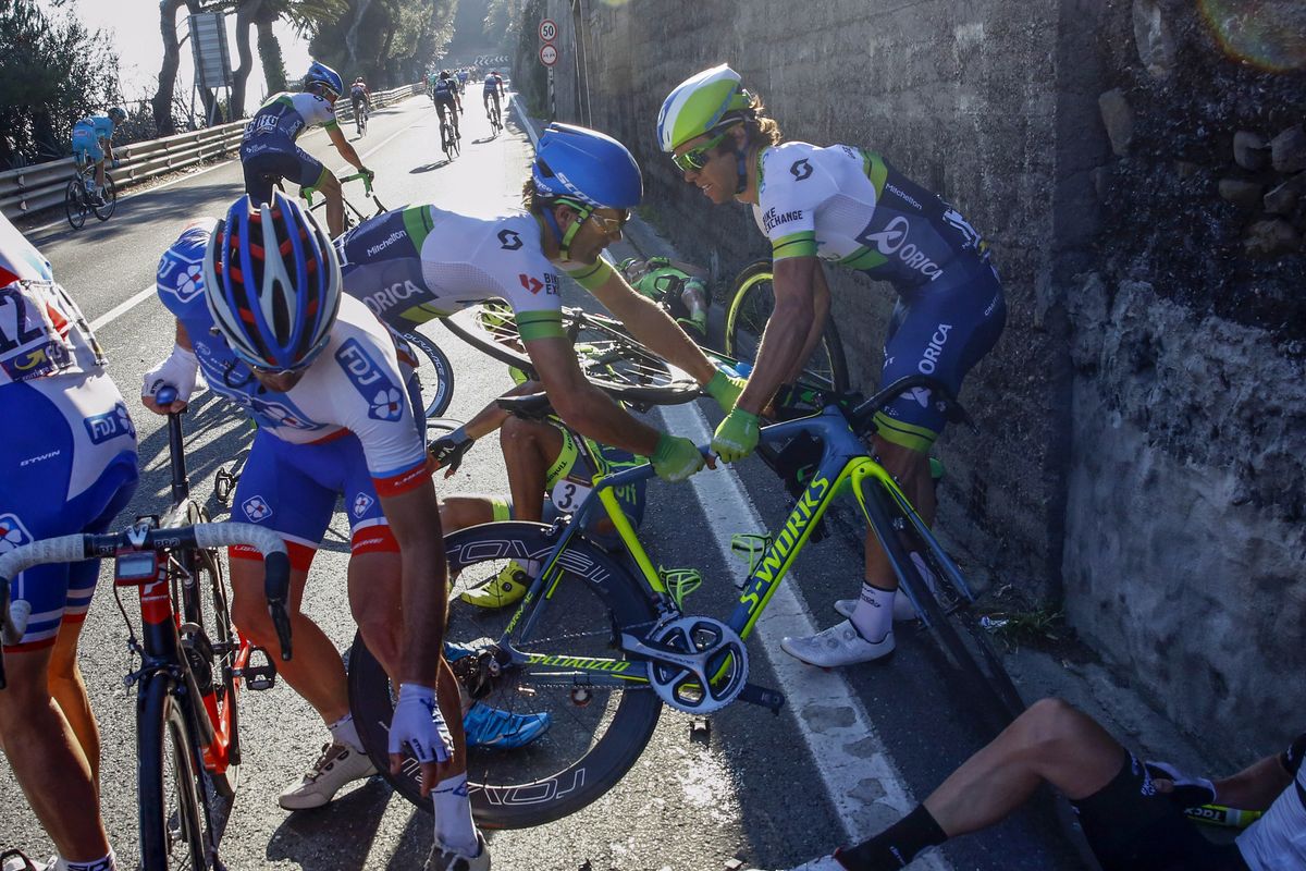 Michael Matthews (Orica-GreenEdge) tries to get untangled