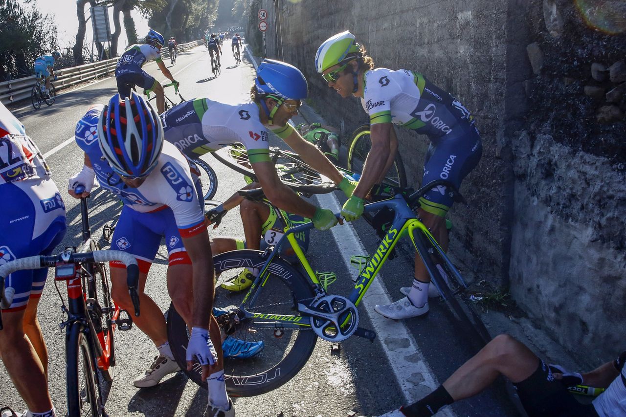 Michael Matthews (Orica-GreenEdge) tries to get untangled