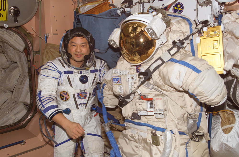 Astronaut Leroy Chiao and sokol suit