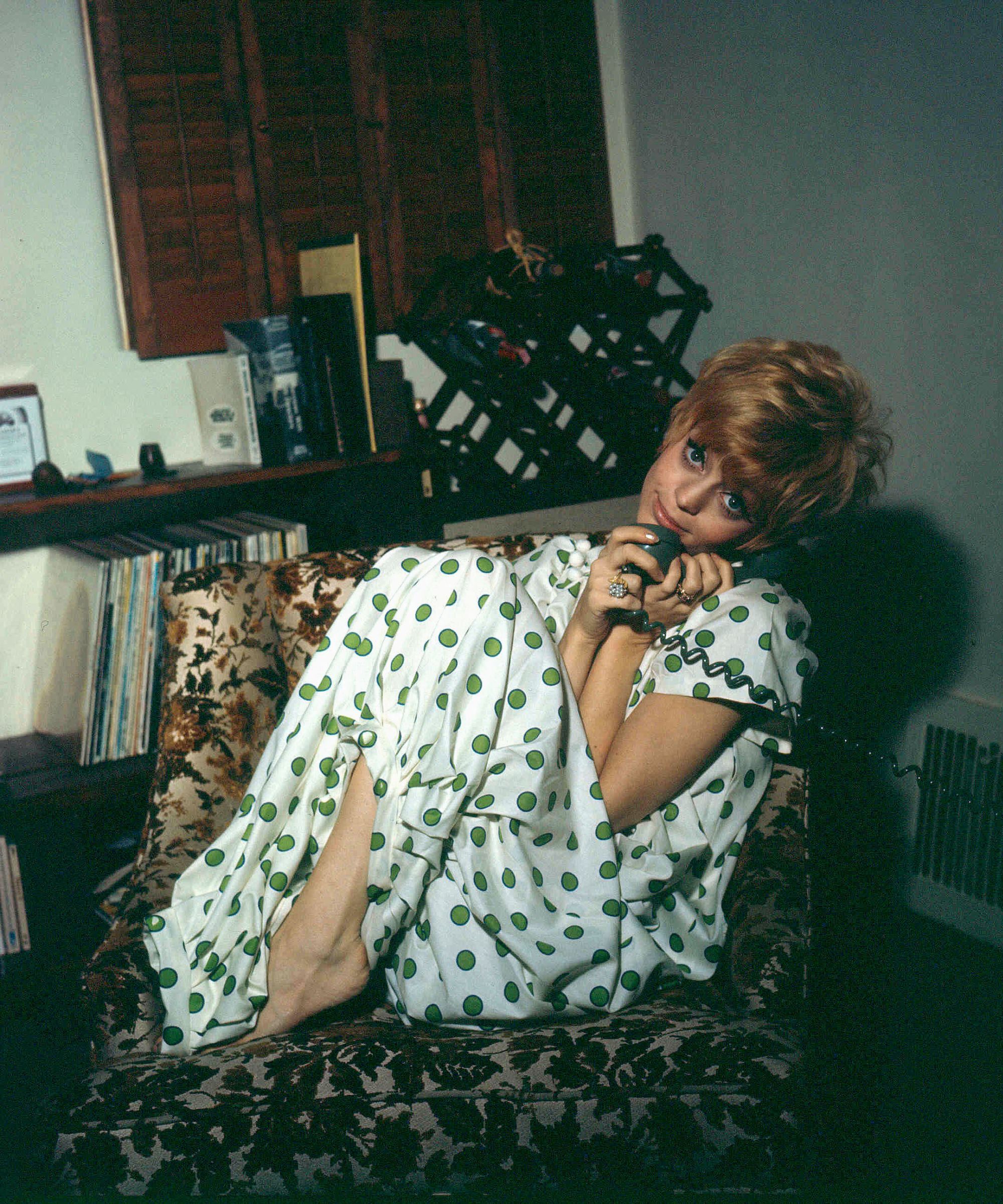 goldie hawn in her 60s living room