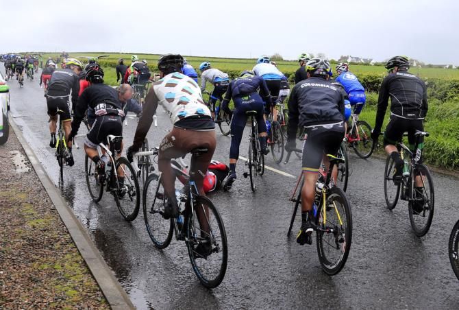 Crashes on stage 2 of the Giro d'Italia