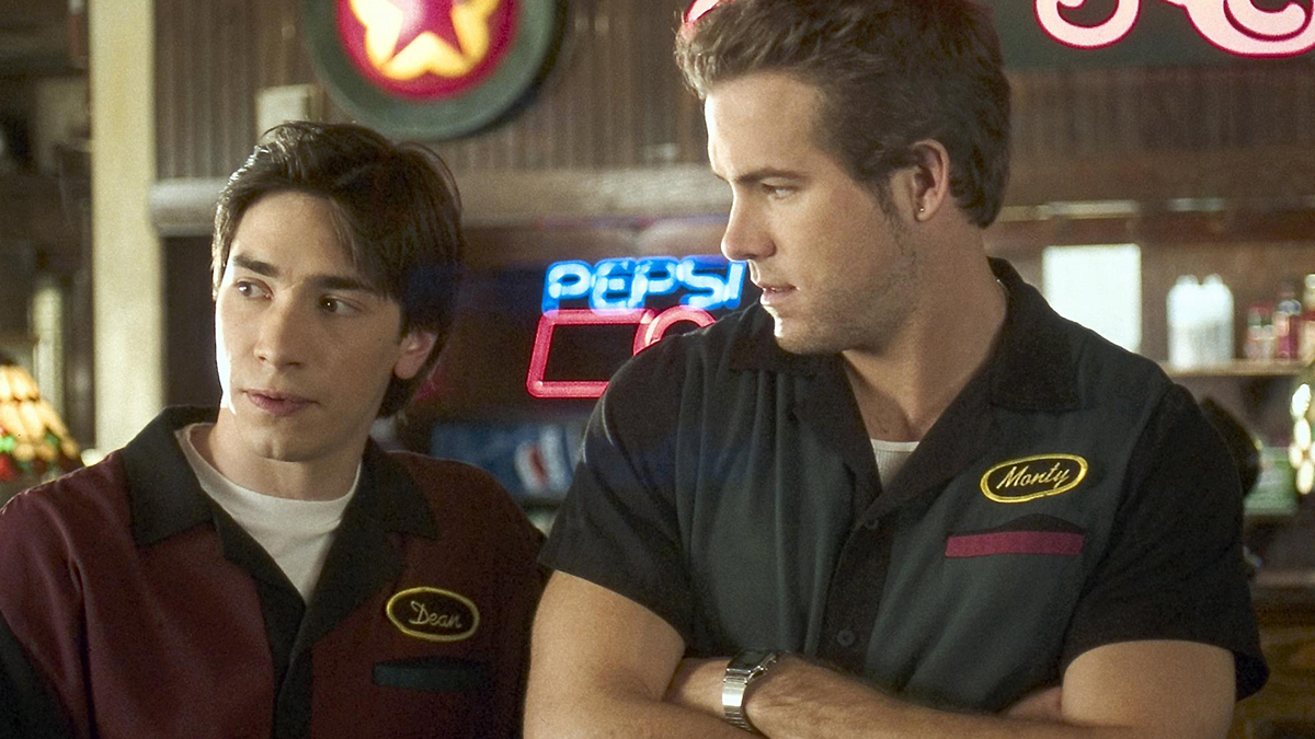 Justin Long and Ryan Reynolds in Waiting...