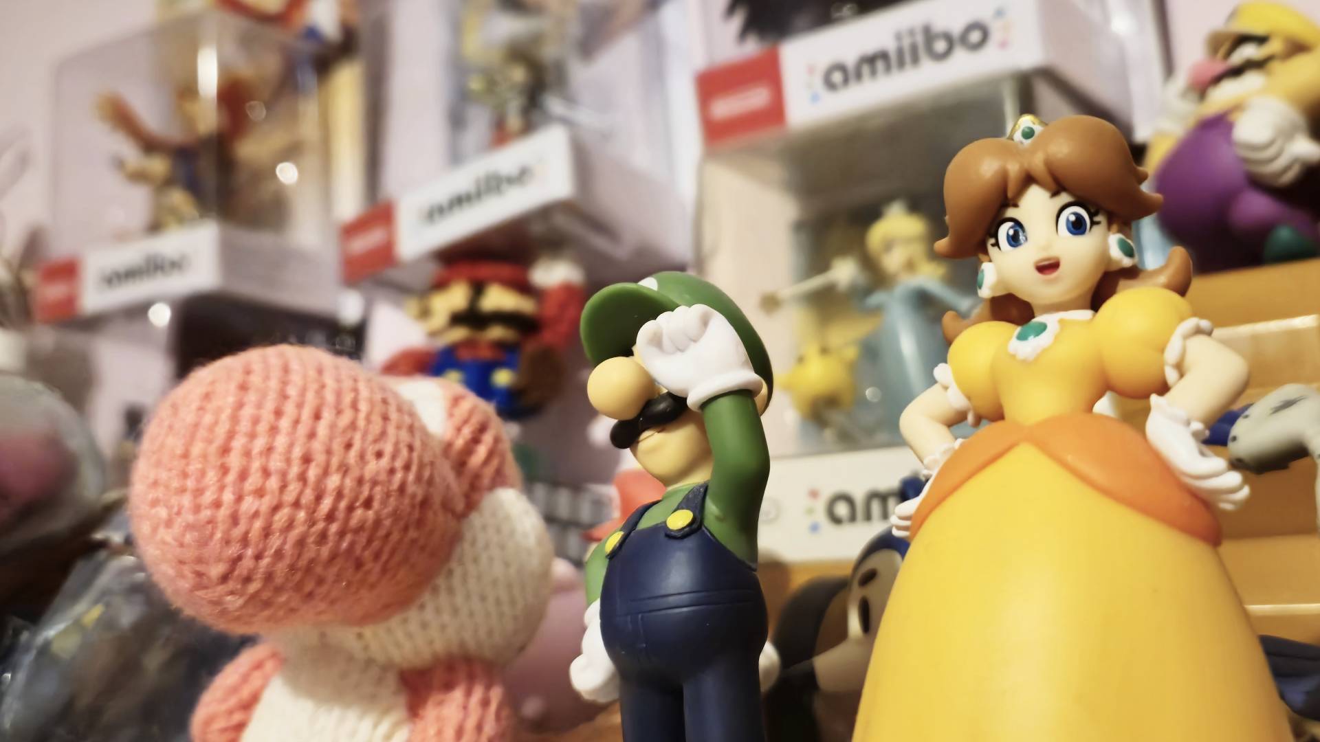 Imagen de Rosalie Newcomb de una gran colección de figuras amiibo, con la Princesa Daisy en el extremo derecho.