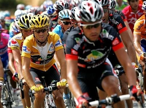 Race leader Alejandro Valverde (Caisse d'Epargne-Illes Balears)