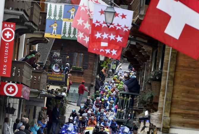 The start of stage 1 at the Dauphine