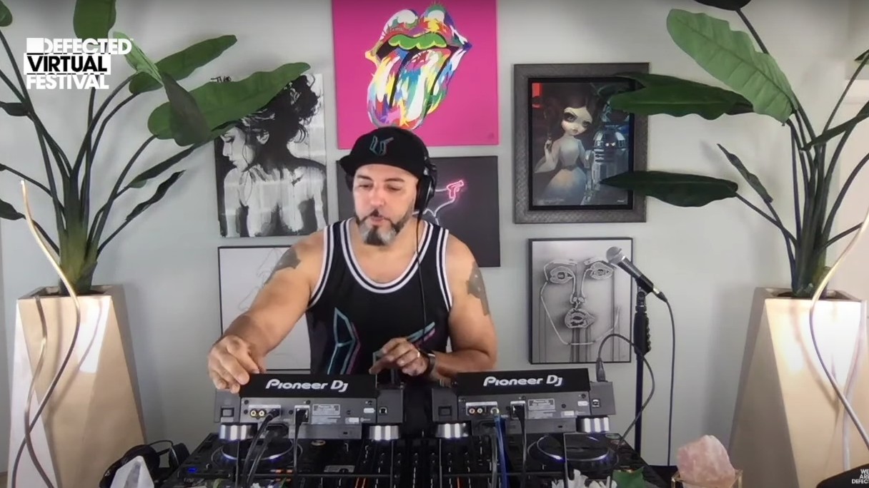 Roger Sanchez DJing