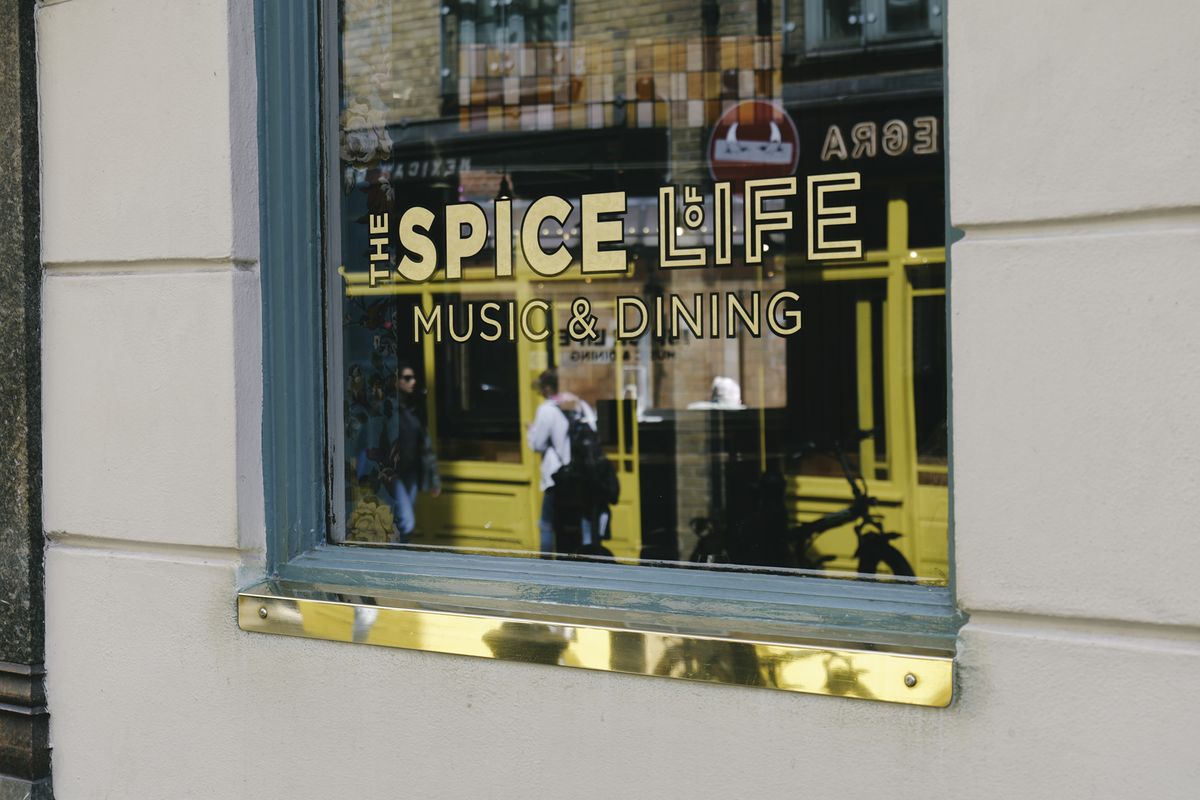 Sample photos taken with the Panasonic Lumix S9 of London street photography