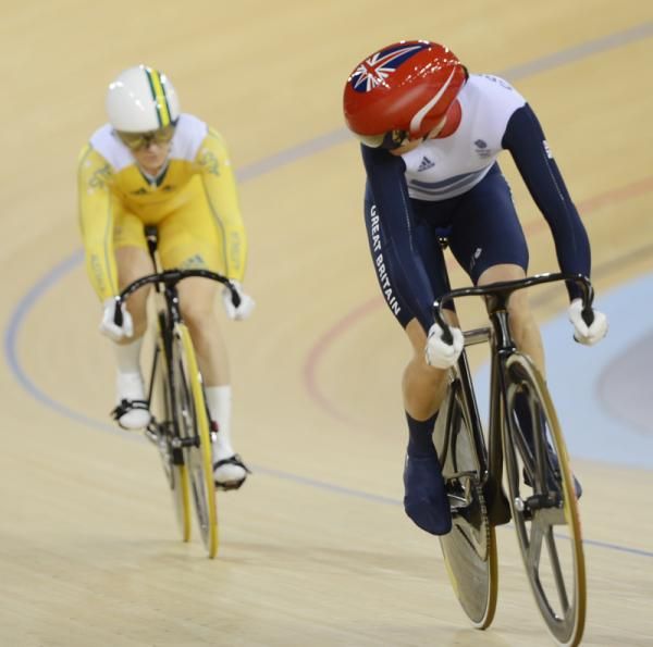 Victoria Pendleton (Great Britain) looks back at Anna Meares (Australia)
