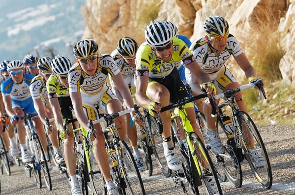 Paolo Longo Borghini (ISD - Neri) sets tempo at the front of the field.