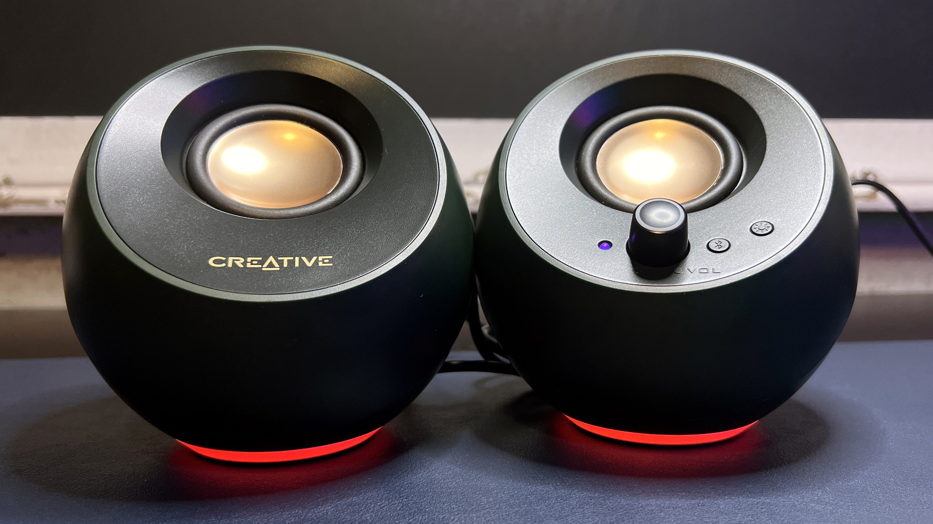Creative Pebble Pro (Bianco) – Casse Desktop RGB Con Bluetooth 5.3, Potenza Fino A 30W, BassFlex E Clear Dialog Per Film E Musica
