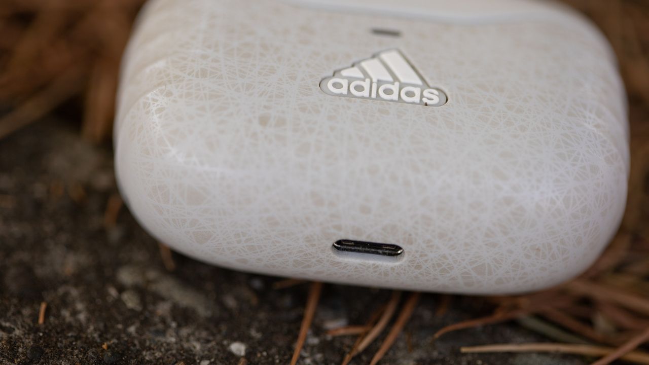 Adidas Z.N.E. 01 ANC USBC charging port