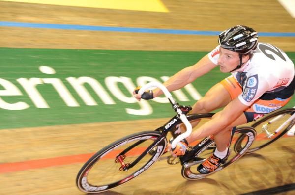 Peter Schep protects his team's lead in the Madison