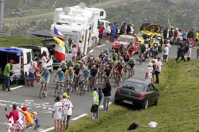 The yellow jersey group heads up the Tourmalet