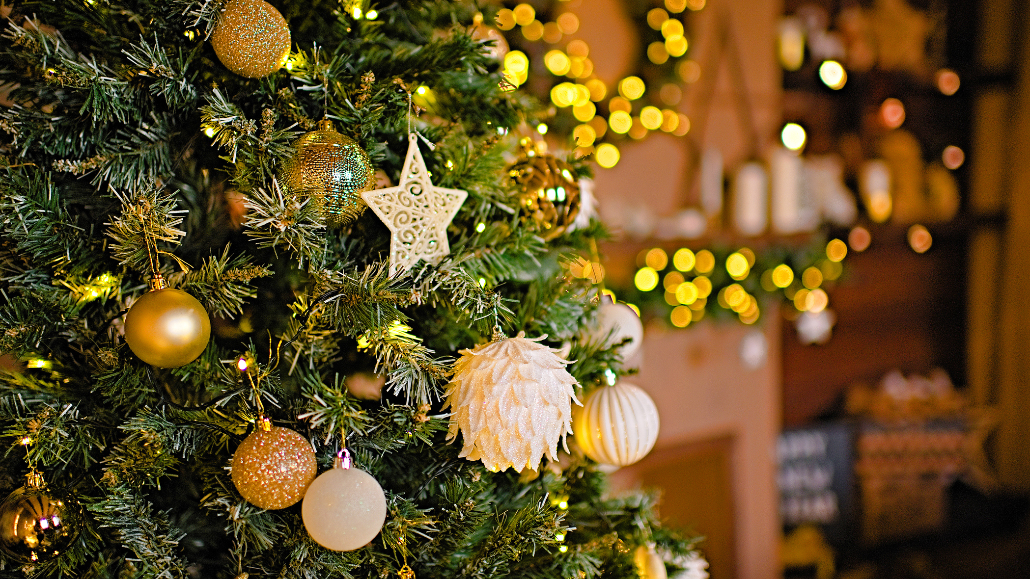 A real Christmas tree with gold and silver decorations