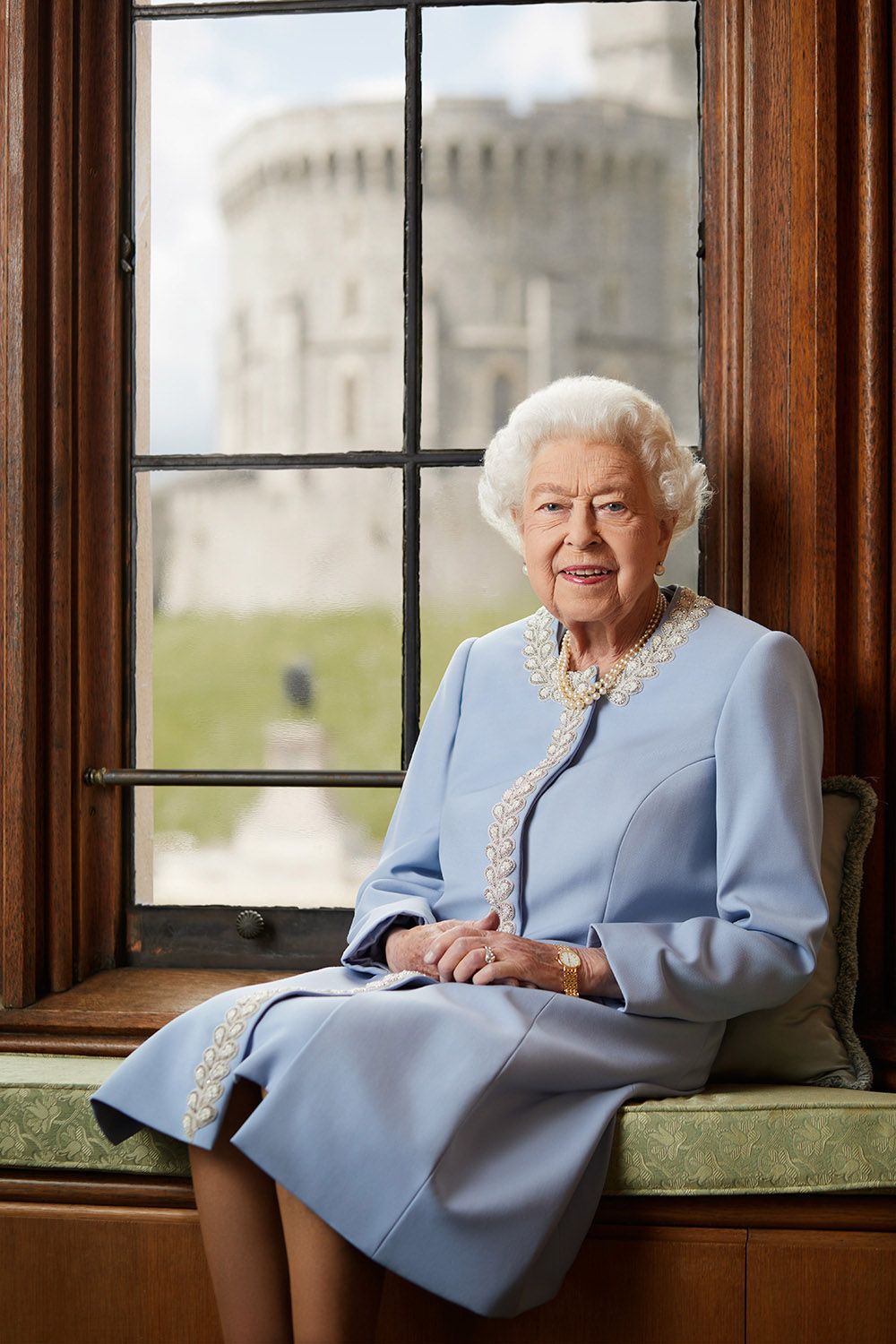 The official Platinum Jubilee portrait of Her Majesty Queen Elizabeth II, taken by Ranald Mackechnie. ©Royal Household/Ranald Mackechnie.