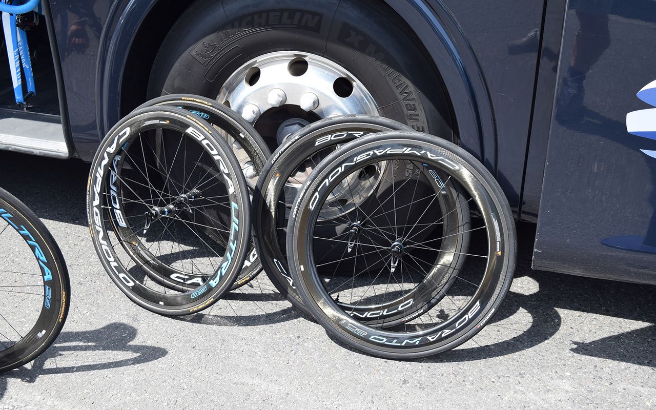 Movistar are using a mix of traditional tubular tyres alongside the tubeless options
