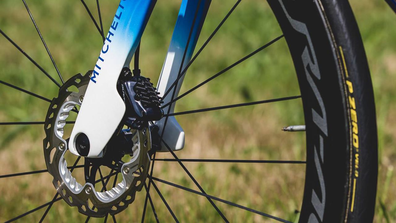 Tabs to the rear of the forks on the Scott Foil improve aero dynamics, with the tab around the disc caliper acting as a fairing
