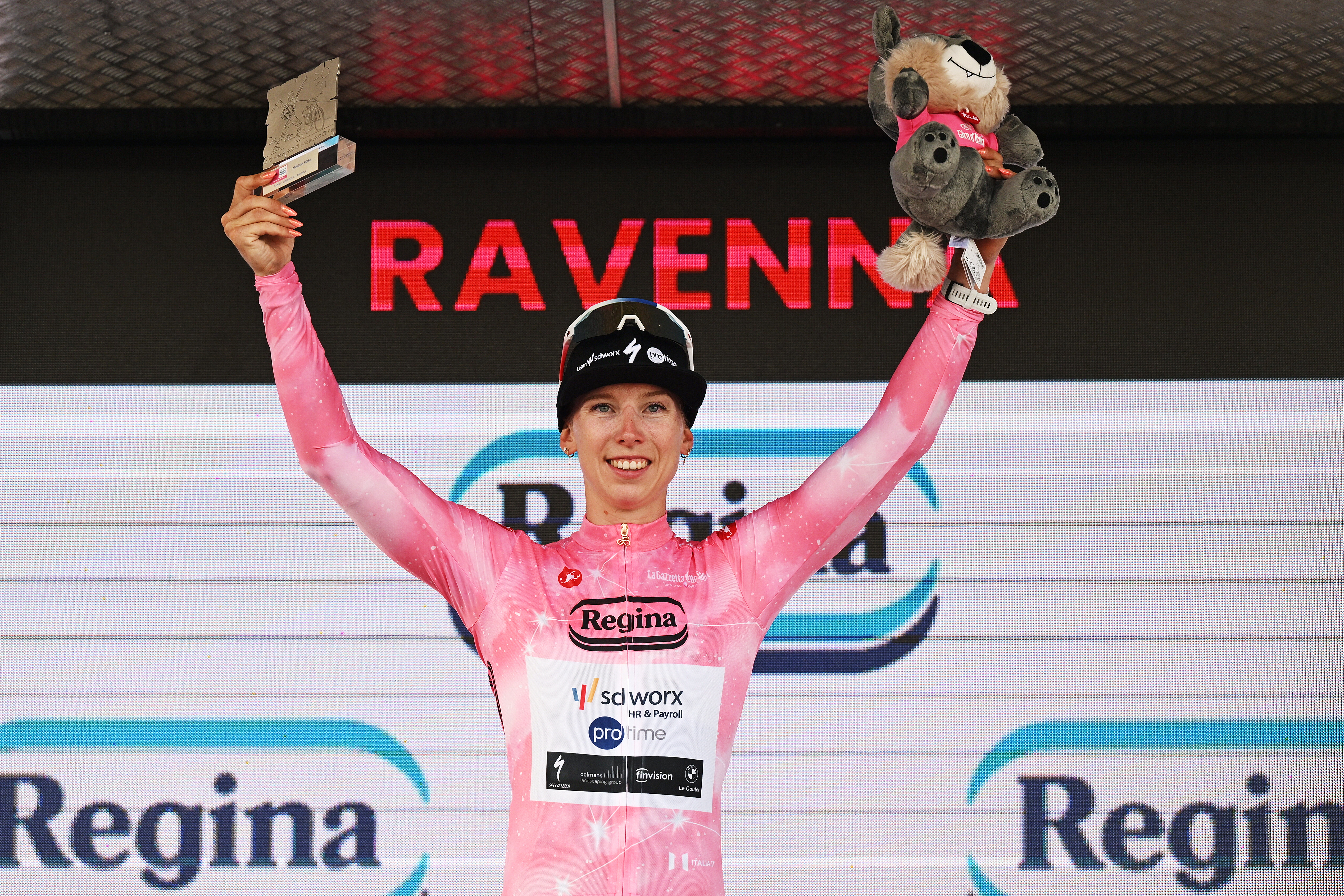 Lorena Wiebes in the pink jersey