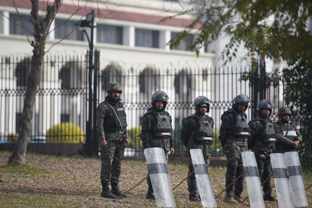 Police stand guard outside Pakistan&amp;#039;s Supreme Court