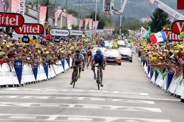 David Millar (Garmin-Sharp) and Jean-Christophe Peraud (AG2R La Mondiale) sprint head-to-head in the final meters of stage 12.