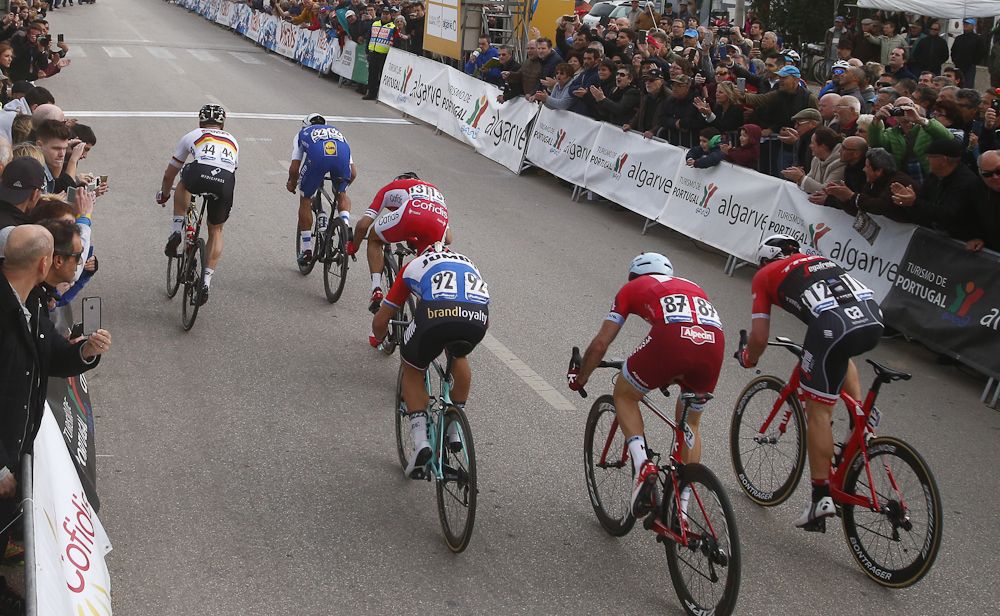 The sprinters approach the line at the end of stage 1 at Volta ao Algarve