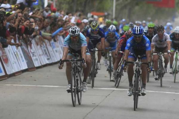 Francesco Chicchi (Omega Pharma - QuickStep) narrowly edged JJ Haedo (Saxo Bank) for the win