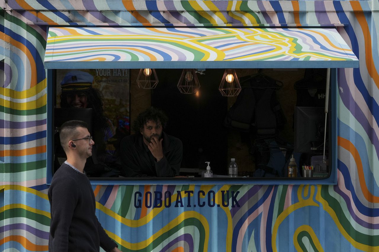 Street vendor waiting for customers in multi-color food van, made with the Sony FE 70-200mm F4 G OSS II lens