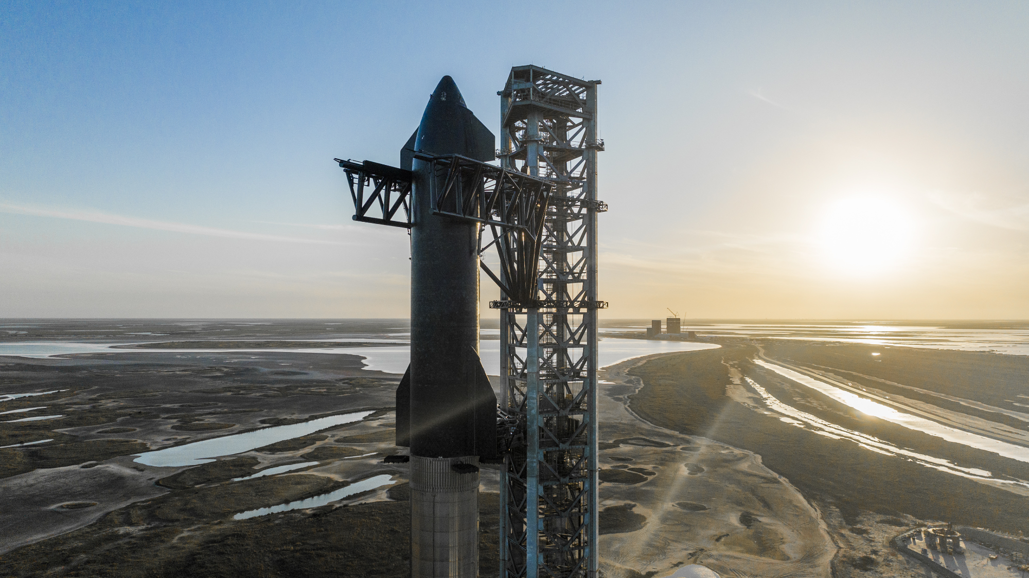 Starship SpaceX di landasan peluncuran di Starbase pada 18 Maret 2022.