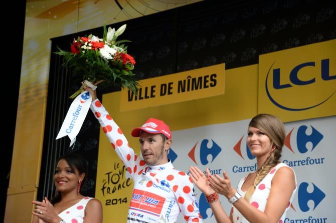 Joaquim Rodr&iacute;guez collects the maillot a pois