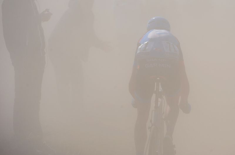 Johan Vansummeren rides through the dust