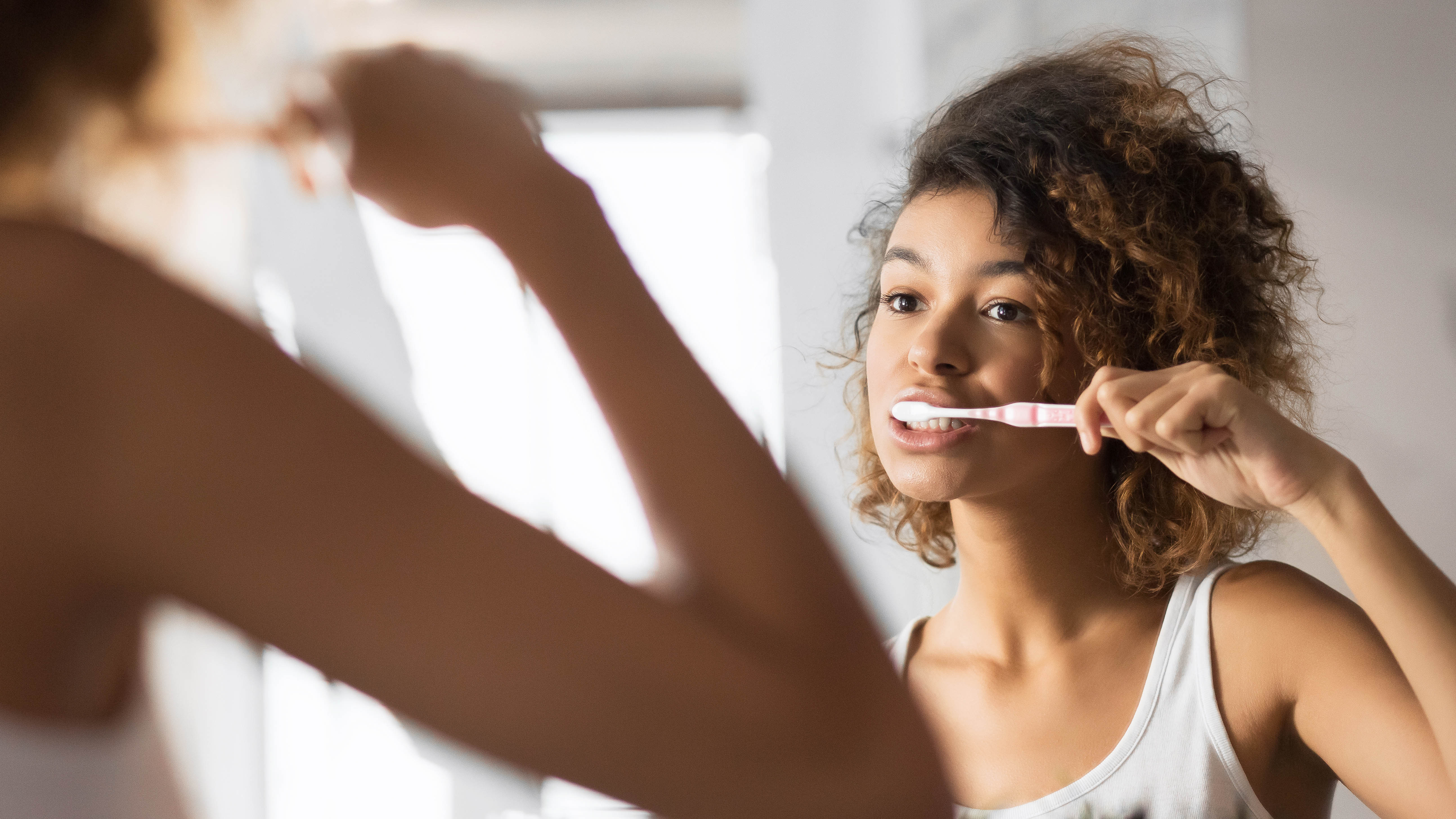 Женщина чистит зубы