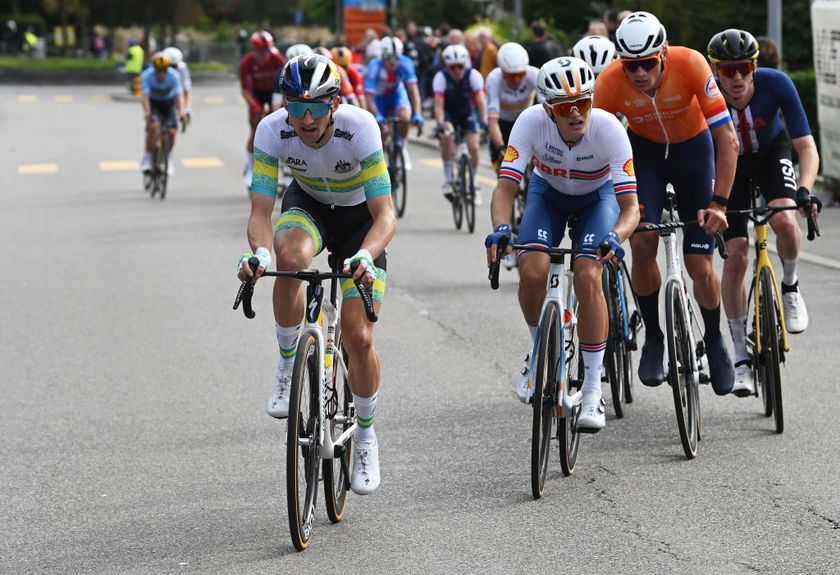 Jai Hindley (Australia) leads a group with Oscar Onley (Great Britain) and Mathieu van der Poel (Netherlands) just behind