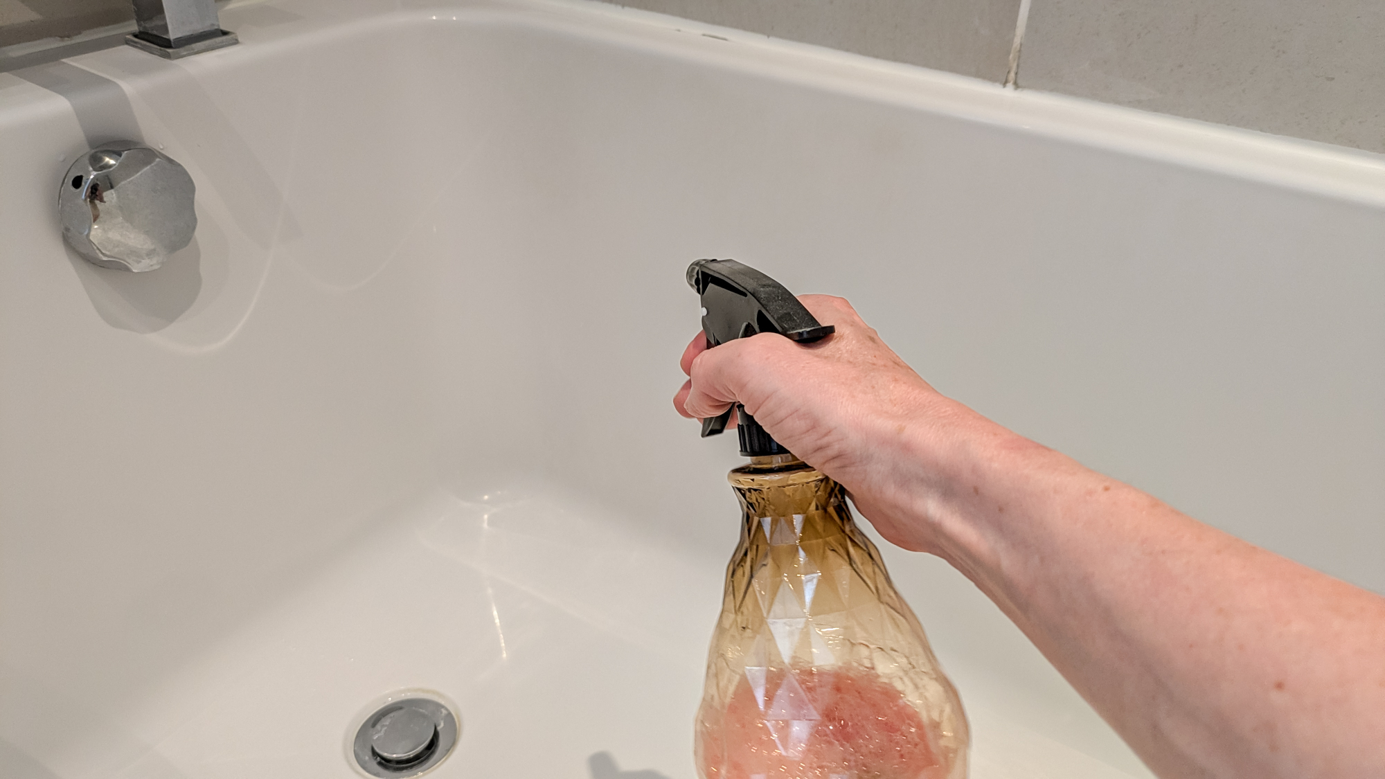 Cleaning a bathtub