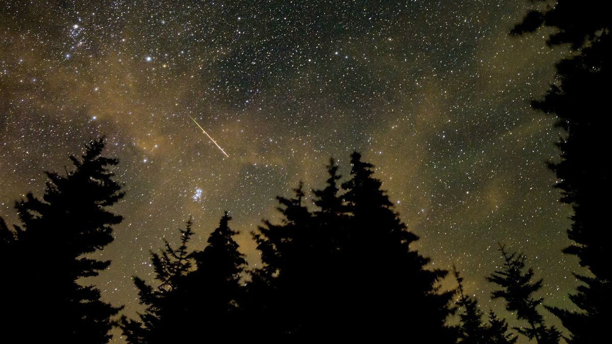 Watch the Draconid meteor shower rain fire over Earth on Oct. 8 and 9