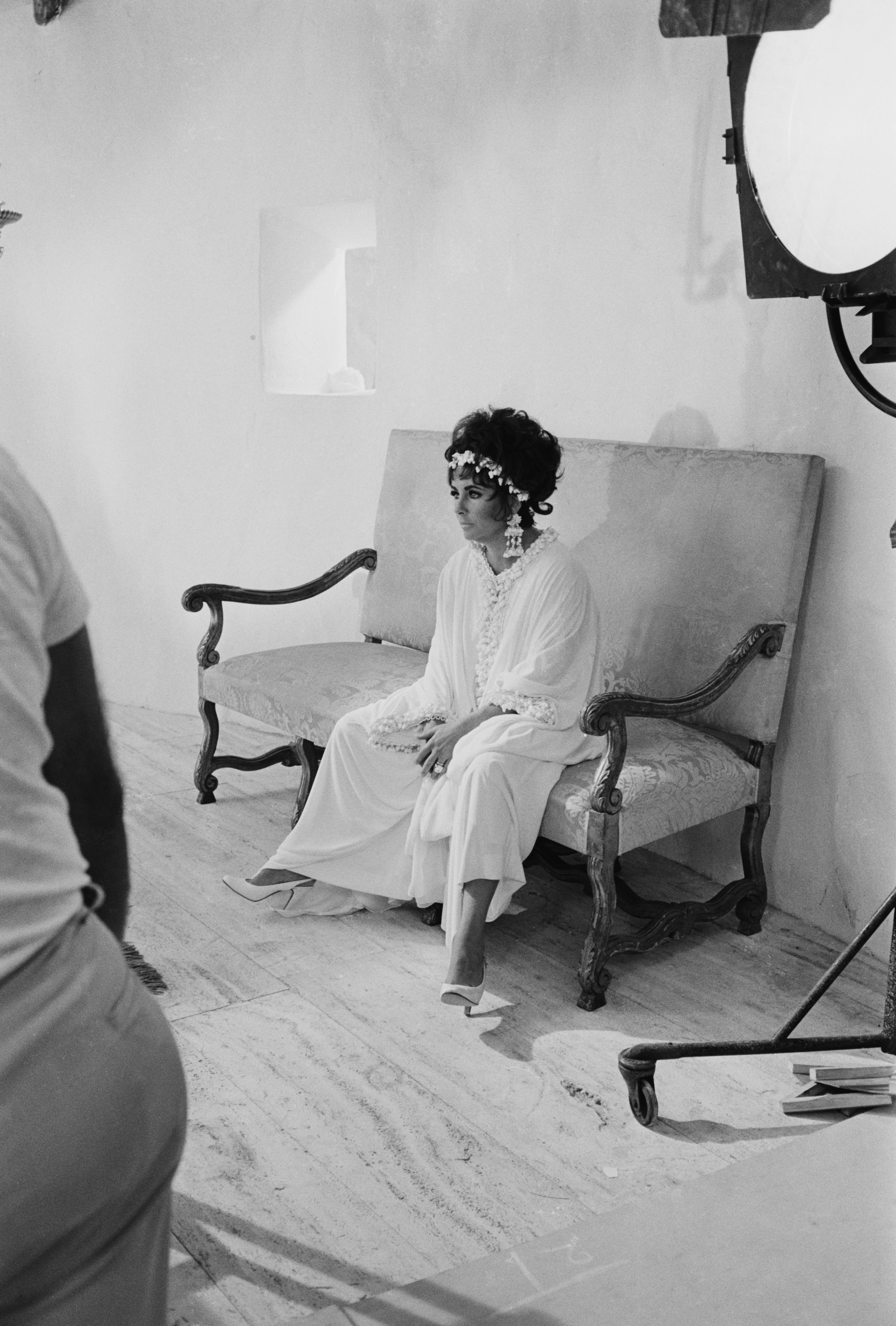 28th August 1967: Actress Elizabeth Taylor (1932 - 2011) in Sardinia, on the set of the film 'Goforth', later titled 'Boom'. (Photo by David Cairns/Getty Images)