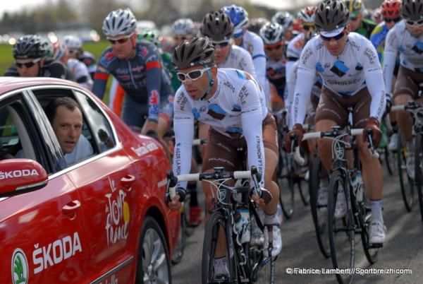 Jimmy Casper (AG2R) goes to the team car for advice