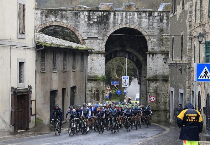 The peloton framed by some of Italy's classic architecture
