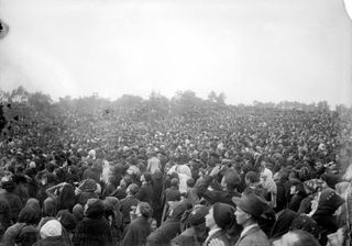 The crowds at Fátima wait for a miracle on Oct. 13, 1917.